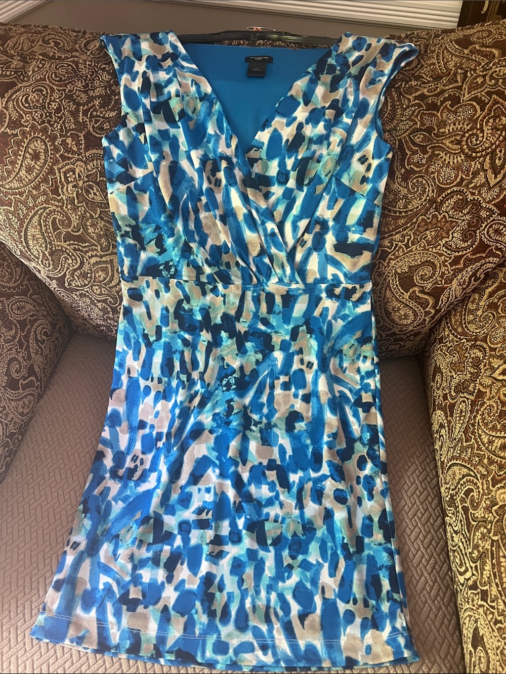 Worn 1x Ann Taylor Petite Small beautiful v neck fully lined dress.